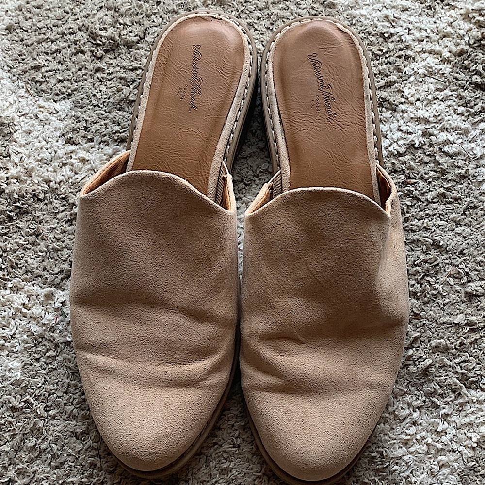 Flats by Universal Threads
